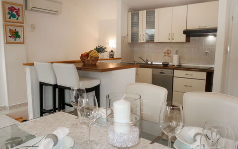 Labin 752: Proprietà, Tavola, Mobilia, Cabinetry, Sedia, Tavolo, Controsoffitto, Rubinetto, Lavello, Dishware