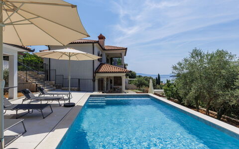 Ester: Piscina, Blu, Zona Residenziale, Ricorrere, Casa, Tempo Libero, Balcone, Mobili Da Esterno, Eco Hotel, Lettino