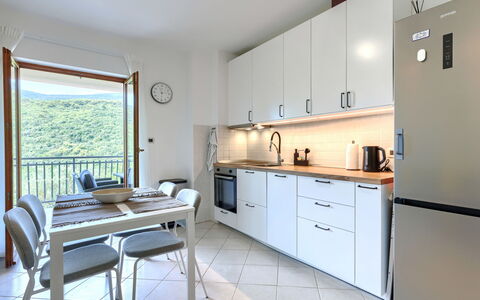 Ester: Mobilia, Cucina, Elettrodomestico Da Cucina, Interior Design, Apparecchio Major, Controsoffitto, Pavimentazione, Legna, Cabinetry, Soffitto