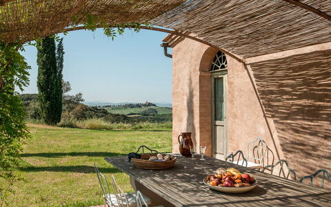Lavacchio 12: Proprietà, Pianta, Cielo, Legna, Finestra, Shade, Architettura, Tavolo, Costruzione, Erba