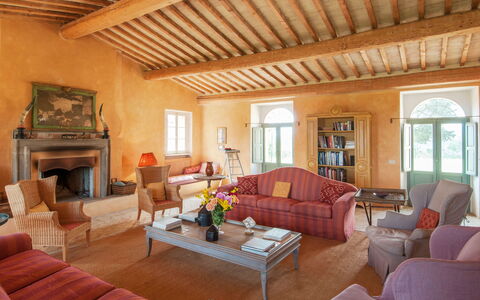 Lavacchio 12: Tavolo, Mobilia, Proprietà, Finestra, Divano, Legna, Interior Design, Sedia, Cornice, Pavimento