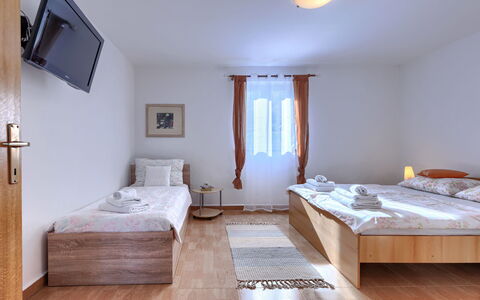 Labin 754: Legna, Pavimento, Camera Da Letto, Pavimentazione, Letto, Interior Design, Lenzuolo, Casa, Telaio Del Letto, Mobilia