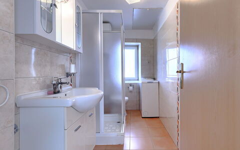 Labin 757: Lavandino Del Bagno, Bagno, Idraulico Fixture, Pavimentazione, Interior Design, Pavimento, Lavello, Rubinetto, Idraulico, Camera