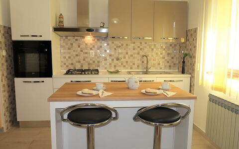 La Donja: Lavello, Controsoffitto, Idraulico Fixture, Rubinetto, Cabinetry, Legna, Costruzione, Mobiletto Del Bagno, Cucina, Pavimentazione