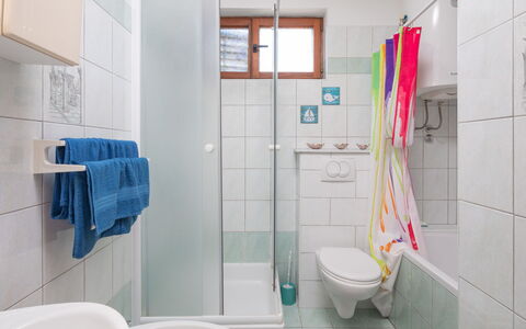 Kos: Idraulico Fixture, Proprietà, Gabinetto, Toilet Seat, Viola, Bagno, Interior Design, Pavimento