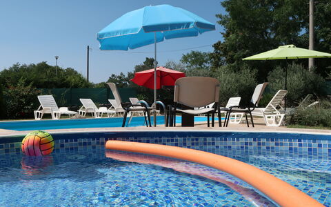 Kos: Acqua, Proprietà, Cielo, Costruzione, Ombrello, Piscina, Azzurro, Mobili Da Esterno, Albero, Shade