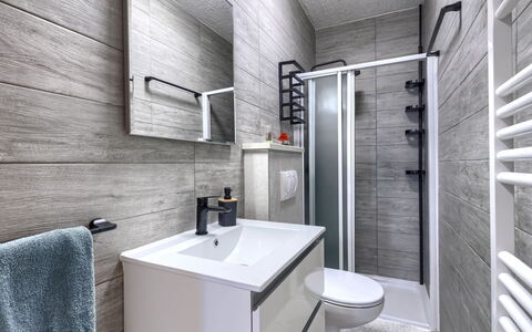 Lola: Idraulico Fixture, Lavello, Pavimentazione, Pavimento, Rubinetto, Idraulico, Bagno, Mobiletto Del Bagno, Gabinetto