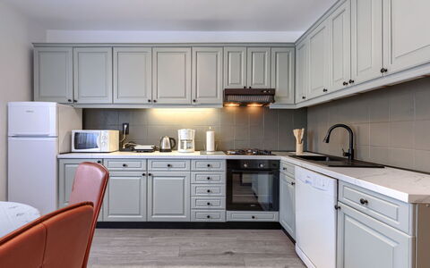 Lola: Cucina, Cabinetry, Elettrodomestico Da Cucina, Controsoffitto, Interior Design, Mobilia, Apparecchio Major, Pavimentazione, Illuminazione, Credenza