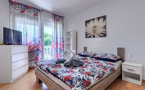 Lola: Mobilia, Letto, Interior Design, Camera Da Letto, Bedding, Lenzuolo, Pavimento, Pavimentazione, Legna, Camera