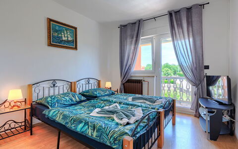 Lola: Mobilia, Appartamento, Latifoglie, Bedding, Color Legno, Letto, Biancheria, Camera Da Letto, Hotel, Balcone