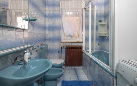 Lola: Specchio, Rubinetto, Lavello, Idraulico Fixture, Proprietà, Lavandino Del Bagno, Blu, Azzurro, Bagno, Viola