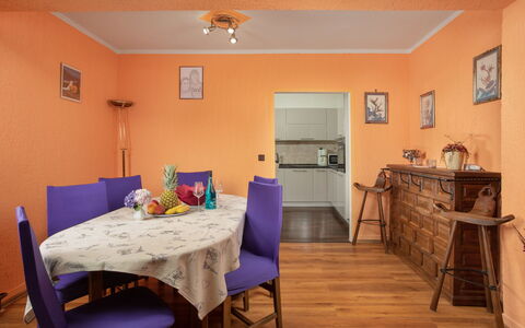 Lola: Camera, Mobilia, Proprietà, Pavimento, Sala Da Pranzo, Soffitto, Interior Design, Costruzione, Parete, Tavolo