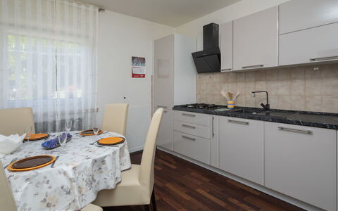 Lola: Camera, Proprietà, Mobilia, Cucina, Interior Design, Costruzione, Pavimento, Controsoffitto, Casa, Giallo