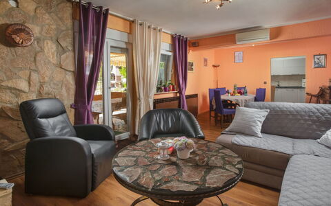 Lola: Camera, Soggiorno, Proprietà, Mobilia, Interior Design, Costruzione, Casa, Pavimento, Casa, Tavolo