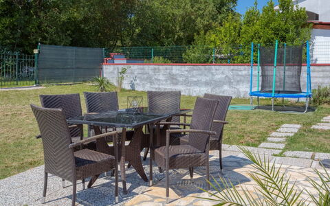Lola: Mobilia, Proprietà, Cortile, Terrazza, Tavolo, Landscaping, Casa, Backyard, Camera, Immobiliare