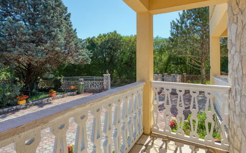 Lola: Proprietà, Immobiliare, Casa, Costruzione, Portico, Balcone, Camera, Casa, Estate, Albero