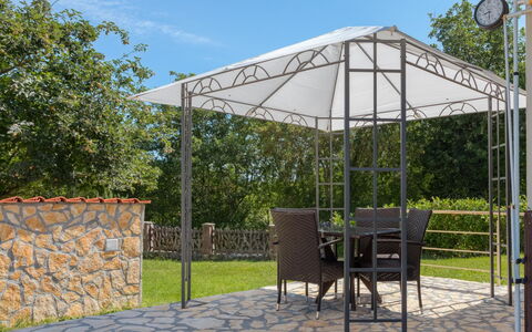 Lola: Pianta, Cielo, Shade, Albero, Tenda, Costruzione, Manto Stradale, Sedia, Erba, Mobili Da Esterno