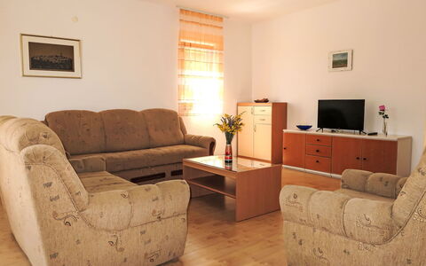 Labin 767: Mobilia, Pavimentazione, Interior Design, Pavimento, Divano, Legna, Camera, Tavolo, Soggiorno