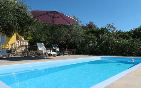 Roberta: Acqua, Cielo, Proprietà, Piscina, Costruzione, Azzurro, Shade, Mobili Da Esterno, Ombrello, Tempo Libero