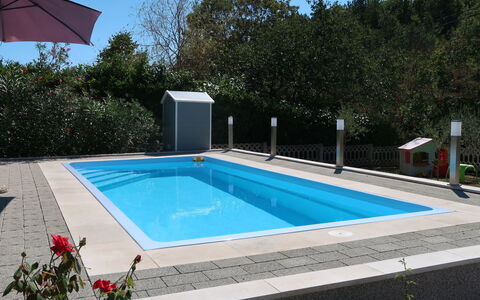 Roberta: Proprietà, Acqua, Pianta, Cielo, Costruzione, Azzurro, Rettangolo, Piscina, Shade, Materiale Composito