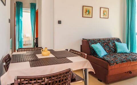 Rabac 633: Mobilia, Camera, Proprietà, Camera Da Letto, Interior Design, Soggiorno, Turchese, Tenda, Tavolo, Letto