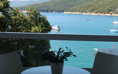 Rabac 633: Acqua, Mobilia, Proprietà, Tavolo, Barca, Pianta, Cielo, Luce, Azzurro, Verde
