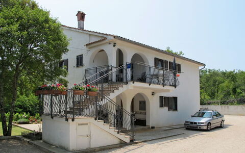Krk Malinska 632: Cielo, Costruzione, Pianta, Finestra, Ruota, Veicolo, Auto, Albero, Casa