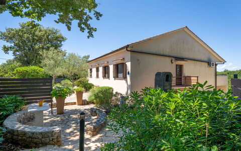 Krk Krk 664: Arbusto, Casa, Casa, Villetta, Giardino, Porta, Shade, Landscaping, Estate