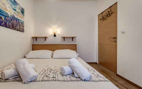 Krk Krk 664: Interior Design, Camera Da Letto, Parete, Letto, Legna, Mobilia, Pavimento, Pavimentazione, Lenzuolo, Bedding