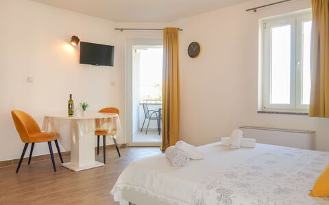 Krk Vrbnik 605: Mobilia, Proprietà, Finestra, Tavolo, Azzurro, Sedia, Legna, Interior Design, Pavimento