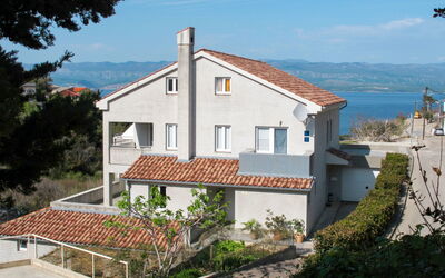 Krk Vrbnik 605: Proprietà, Casa, Costruzione, Immobiliare, Casa, Zona Residenziale, Cielo, Architettura, Villa, Facciata