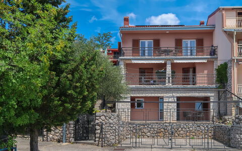Crikvenica 602: Nube, Costruzione, Finestra, Giorno, Cielo, Pianta, Azzurro, Urban Design, Albero, Casa