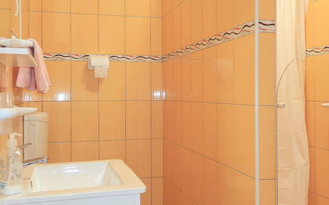 Crikvenica 602: Proprietà, Costruzione, Bagno, Idraulico Fixture, Interior Design, Soffione Doccia, Pavimento, Pavimentazione, Doccia