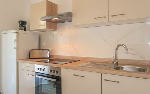 Crikvenica 602: Cabinetry, Controsoffitto, Lavandino Della Cucina, Lavello, Proprietà, Costruzione, Rubinetto, Cucina, Cucina Stufa, Idraulico Fixture