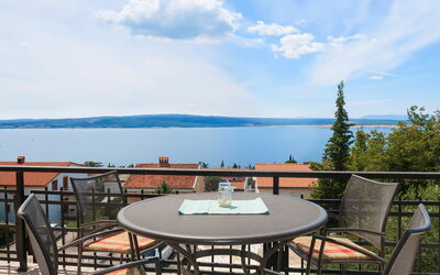 Crikvenica 602: Nube, Cielo, Acqua, Tavolo, Mobilia, Proprietà, Azzurro, Tavolo Esterno, Mobili Da Esterno, Legna