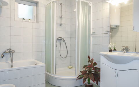 Manestar: Bagno, Camera, Proprietà, Piastrella, Rubinetto, Interior Design, Idraulico Fixture, Parete, Pavimento, Architettura