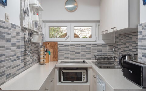 Fister: Controsoffitto, Proprietà, Camera, Bianca, Cucina, Cabinetry, Interior Design, Costruzione, Mobilia, Casa