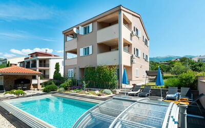 Starigrad-Paklenica 626: Cielo, Costruzione, Proprietà, Acqua, Finestra, Azzurro, Piscina, Pianta, Albero, Architettura
