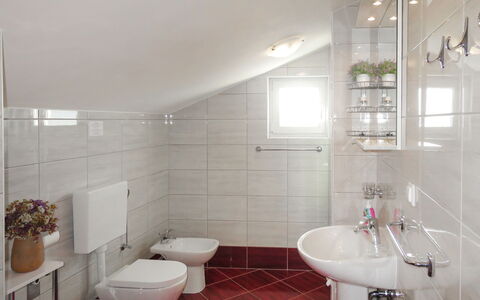 Anđelina: Idraulico Fixture, Lavello, Rubinetto, Lavandino Del Bagno, Bagno, Viola, Interior Design, Illuminazione, Costruzione