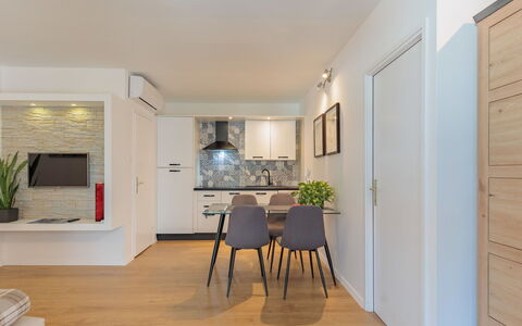 Vir 611: Legna, Pianta Della Casa, Pavimento, Cabinetry, Pianta, Pavimentazione, Sala, Sedia, Soggiorno, Latifoglie