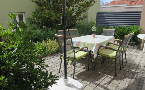 Silvija: Pianta, Mobilia, Tavolo, Sedia, Costruzione, Tavolo Esterno, Interior Design, Mobili Da Esterno, Architettura, Shade
