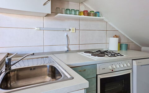 Valentina: Cucina, Elettrodomestico Da Cucina, Lavandino Della Cucina, Controsoffitto, Apparecchio Major, Idraulico Fixture, Cucina Stufa, Cabinetry, Pavimentazione, Elettrodomestico