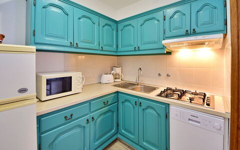 Murter Betina 603: Legna, Cucina, Cabinetry, Apparecchio Major, Interior Design, Controsoffitto, Pavimentazione, Elettrodomestico Da Cucina, Mobilia, Pavimento