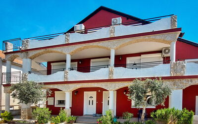 Vodice 613: Pianta, Costruzione, Cielo, Proprietà, Finestra, Casa, Albero, Quartiere, Zona Residenziale, Porta