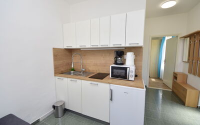 Katarina 1 606.1: Pavimentazione, Pavimento, Apparecchio Major, Interior Design, Cucina, Legna, Controsoffitto, Elettrodomestico Da Cucina, Mobilia, Cabinetry
