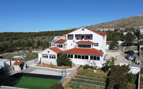 Šibenik 609: Cielo, Costruzione, Pianta, Proprietà, Finestra, Albero, Casa, Montagna, Urban Design, Zona Residenziale