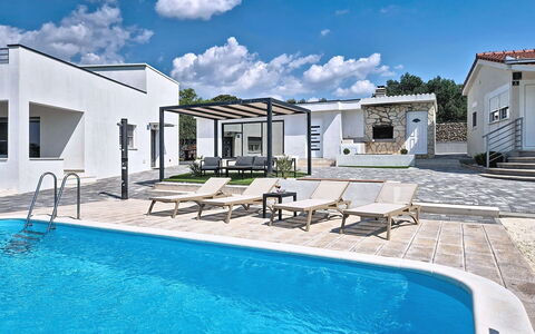 Ria with Heated Pool: Materiale Composito, Porta, Calcestruzzo, Estate, Shade, Piscina, Ricorrere, Mobili Da Esterno, Villa, Hotel