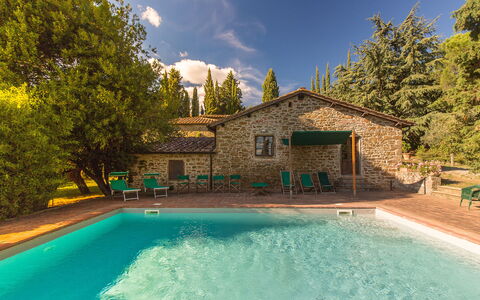 Pozza Di Volpaia: Acqua, Cielo, Costruzione, Nube, Proprietà, Pianta, Azzurro, Piscina, Albero, Paesaggio Naturale