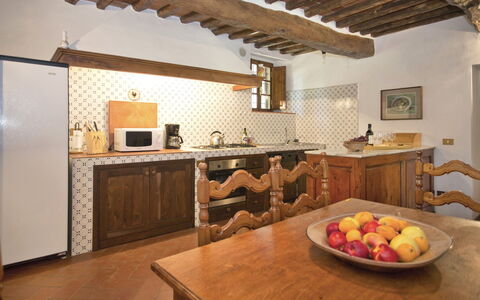 Pozza Di Volpaia: Tavolo, Controsoffitto, Mobilia, Cabinetry, Cibo, Legna, Cucina, Interior Design, Tavola, Pavimento
