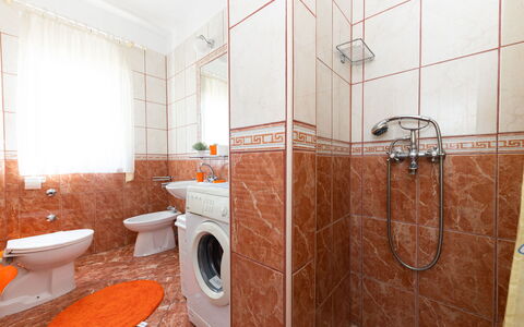 Trogir 631: Marrone, Idraulico Fixture, Proprietà, Bagno, Specchio, Doccia Porta, Rubinetto, Gabinetto, Legna, Arancia